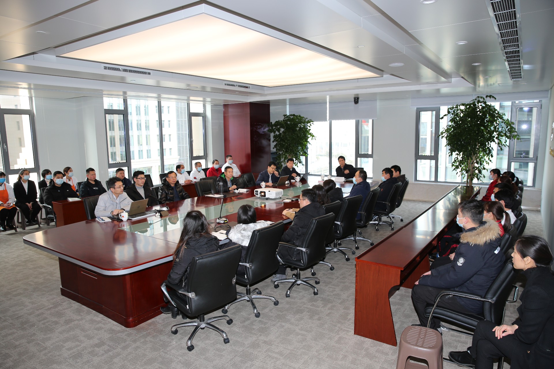 1611820058117189.jpg 开会.jpg