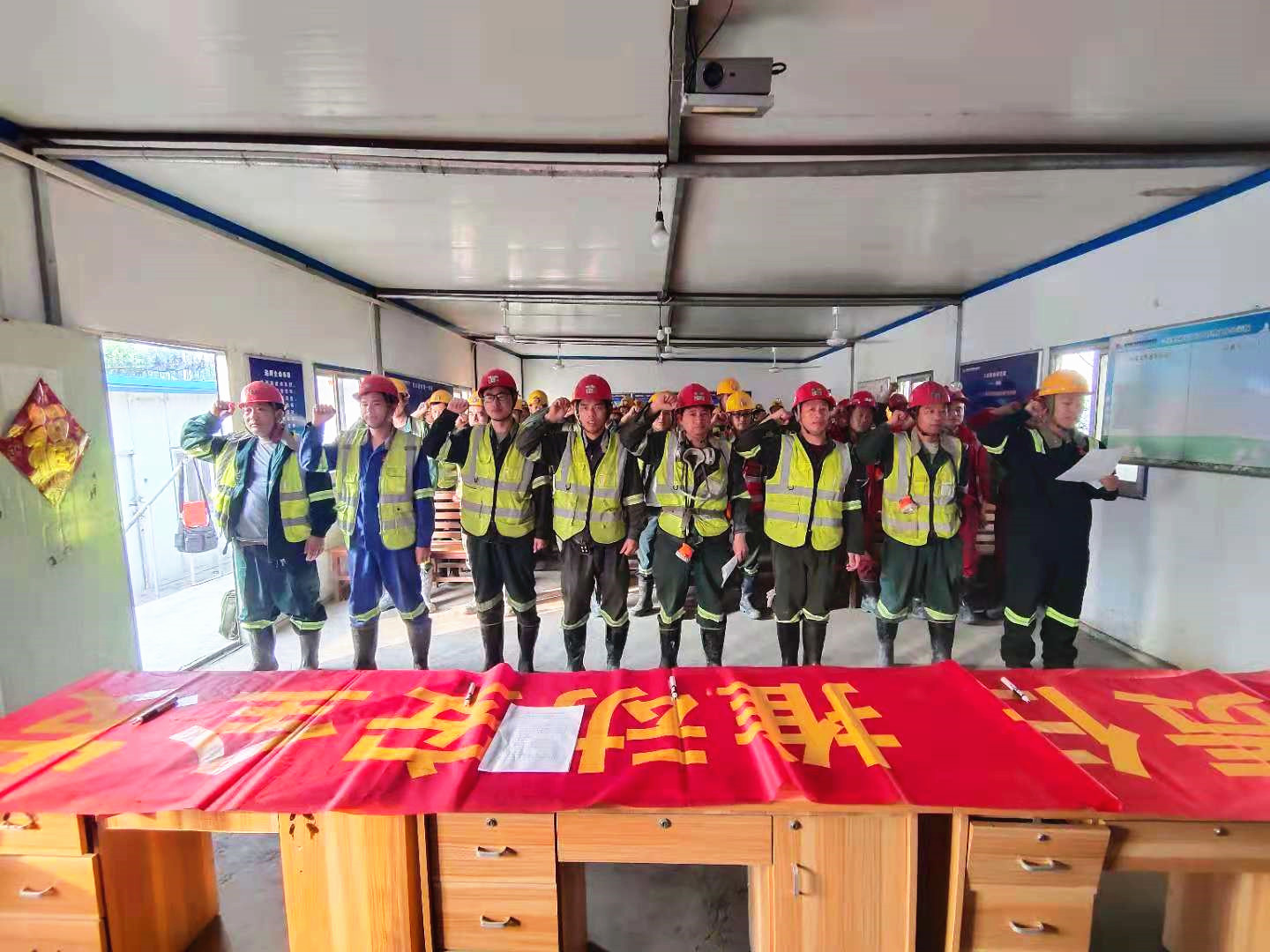 1622620119698095.jpg 会宝岭项目部安全生产月启动仪式-配图4_副本.jpg