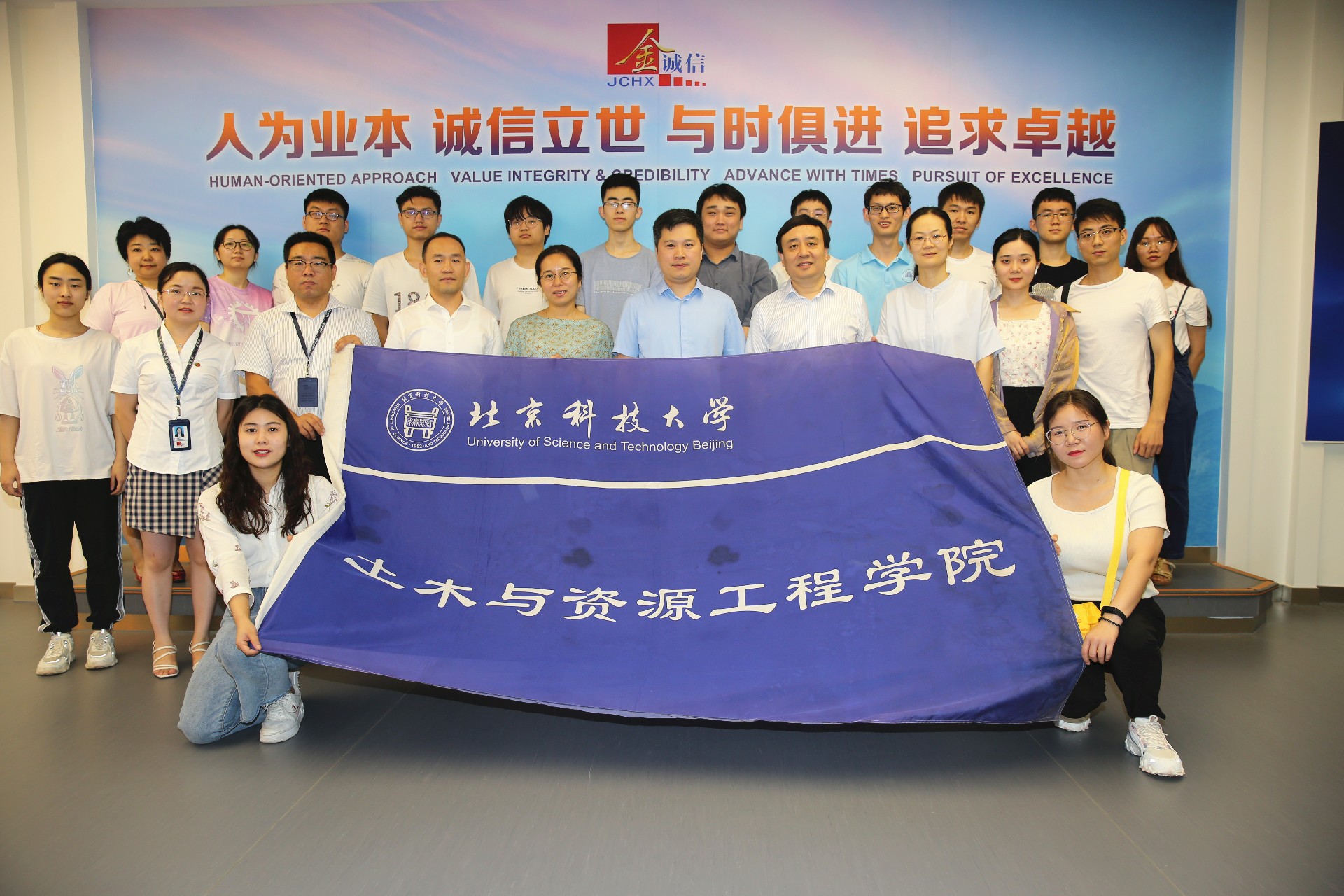 1626071002177893.jpg 合影(16楼展厅)_副本.jpg