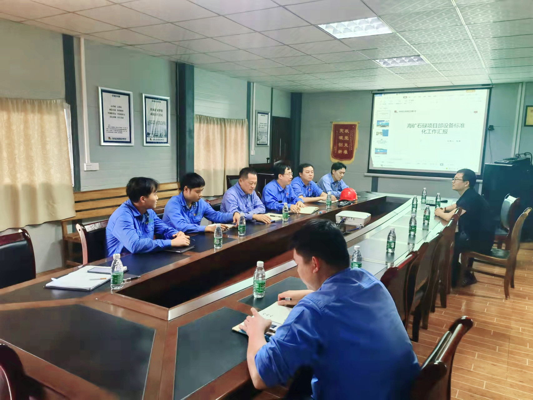 海矿业主方到项目部2_副本.jpg