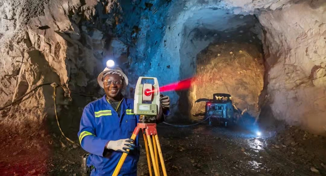 1646637801170459.jpg 刚方测量人员在井下作业.jpg