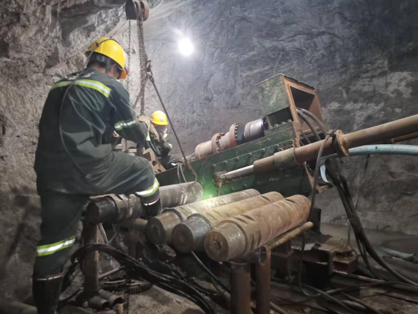 反井项目部开磷工程创造了国内反井施工角度新纪录 (4).jpg