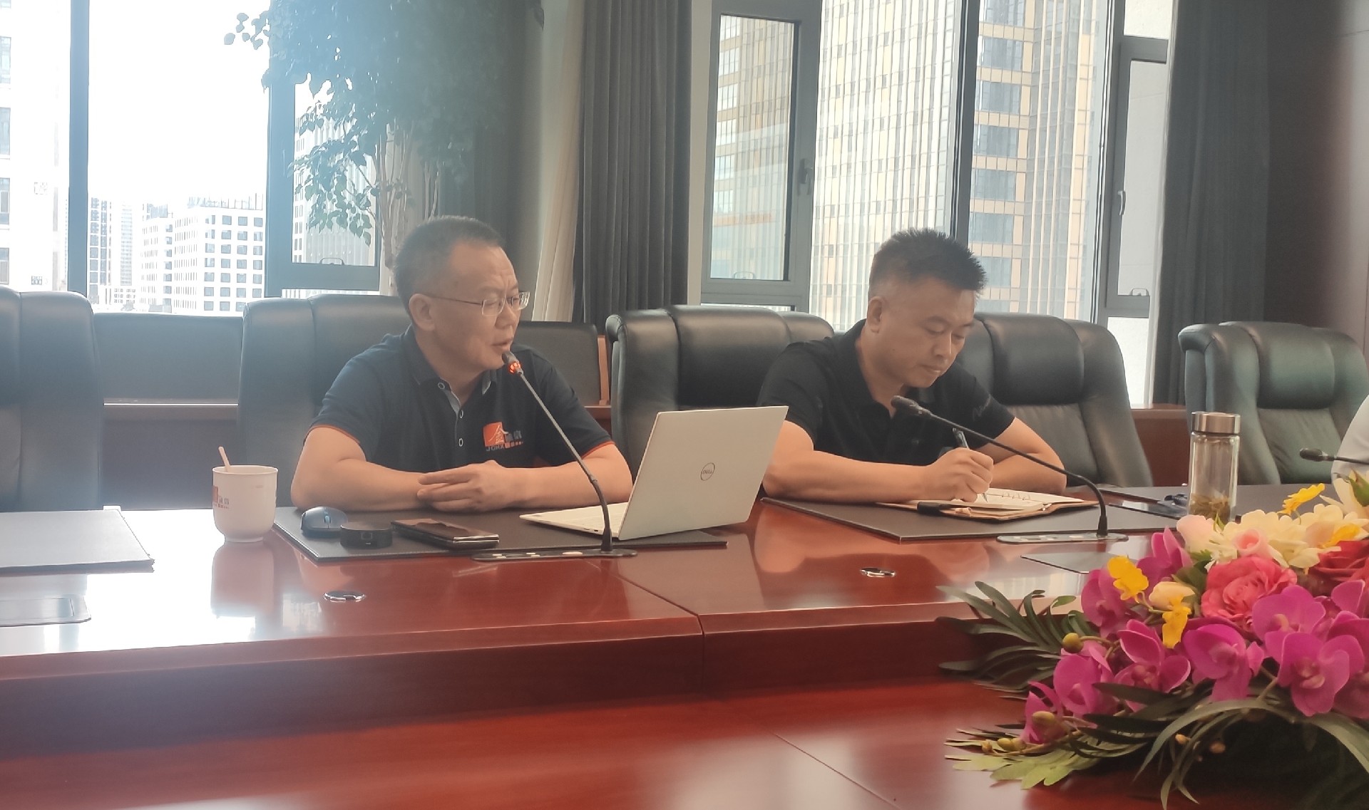 新闻稿照片1 - 运营管理中心开展商务礼仪讲座 (1).jpg