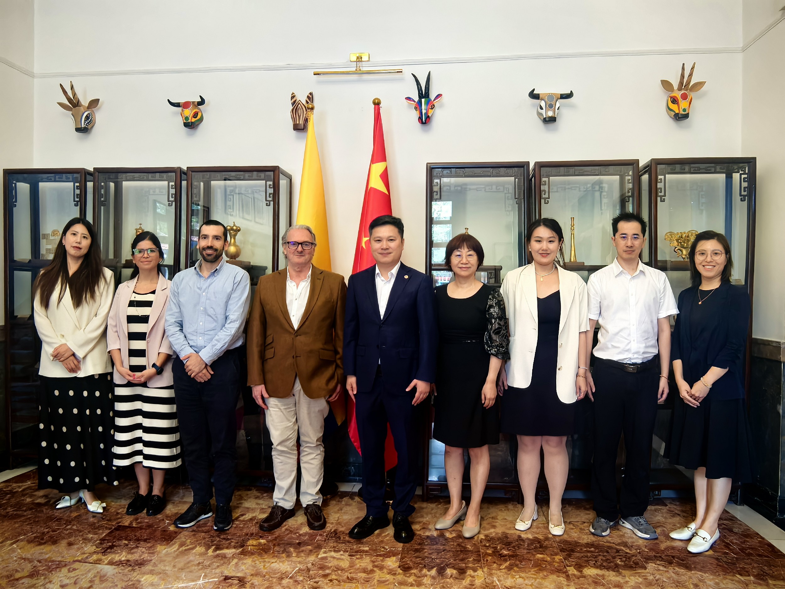 20250723-董事长拜访哥伦比亚大使.jpg